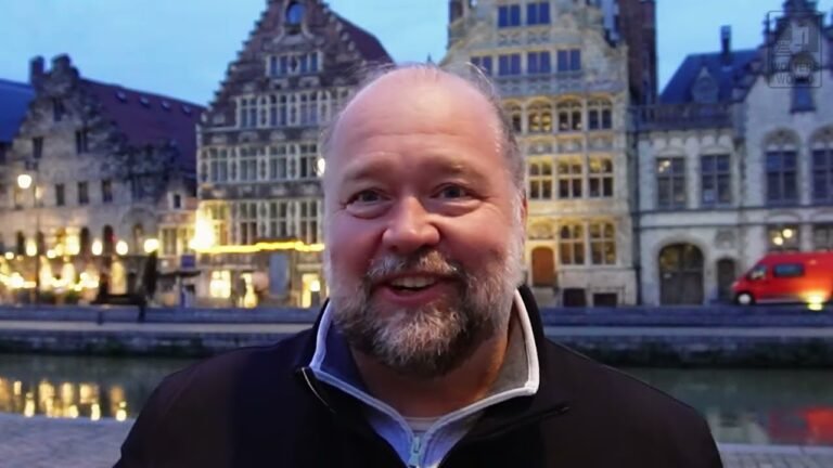 What Gives You Away as a Tourist